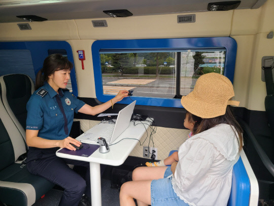 대전중부경찰서가 지난 7일 중부권 최대규모 종합테마 공원인 오월드서 폴리온을 이용한 사전 지문등록을 실시하고 있다. 사진=대전경찰청 제공