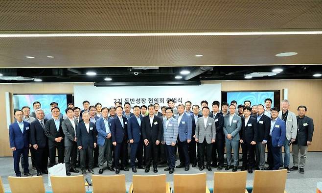 지동섭 SK온 사장(CEO) (왼쪽 아홉번째), 진교원 SK온 사장(COO) (오른쪽 두번째), 최영찬 SK온 경영지원총괄사장(왼쪽 네번째) 및 협력사 대표들이 10일 서울 종로구 관훈사옥에서 열린 제 2기 동반성장 협의회 출범식에서 기념사진을 촬영했다. ⓒSK온