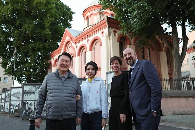 북대서양조약기구(NATO·나토) 정상회의 참석을 위해 리투아니아를 방문한 윤석열 대통령과 부인 김건희 여사가 10일(현지시간) 빌뉴스 구시가지를 산책하던 중 샤를 미셸 유럽연합 상임의장 내외와 만나 기념촬영하고 있다. (공동취재) ⓒ뉴시스