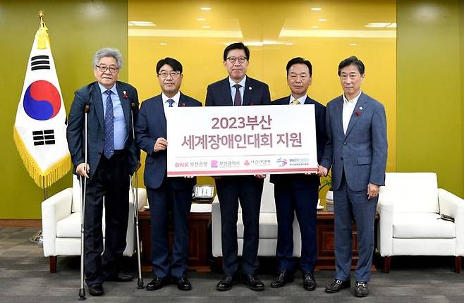 조창용 2023부산세계장애인대회 부대회장(왼쪽부터), 방성빈 BNK부산은행장, 박형준 부산광역시장, 최금식 부산사회복지공동모금회장, 오준 2023부산세계장애인대회 조직위원회 공동위원장이 기념촬영을 하고 있다.ⓒBNK부산은행