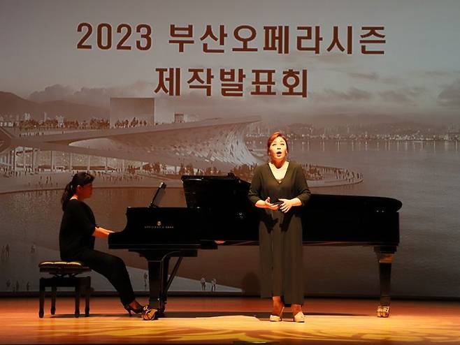 ▲11일 오후 2시 부산문화회관 중극장에서 열린 '2023 부산 오페라 시즌' 제작발표회에서 주요 작품의 선보임 공연을 하고 있다. /사진=부산시