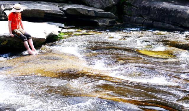 충북 괴산 화양구곡 넓은 암반 위로 맑고 차가운 물이 흐르고 있다. 내달 31일까지 피서철 한시적으로 물놀이가 허용된다. 최흥수 기자