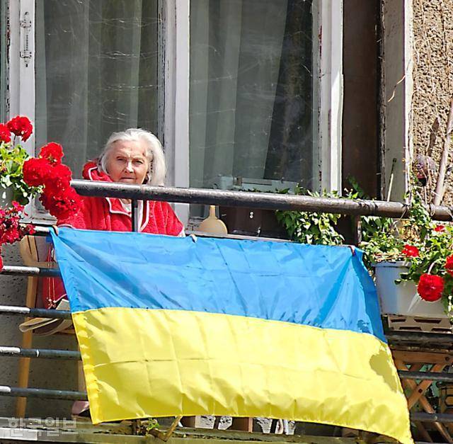11일 나토 정상회의가 열리는 리투아니아 빌뉴스 시내의 한 주택가에 우크라이나 국기가 걸려 있다. 빌뉴스=서재훈 기자