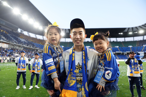 울산 현대 조현우와 두 딸. 사진=프로축구연맹