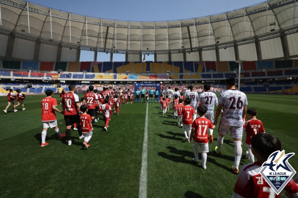 부산아시아드 주경기장에 입장하고 있는 선수들. 사진=프로축구연맹