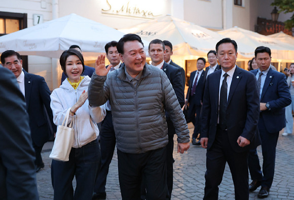 북대서양조약기구(NATO·나토) 정상회의 참석을 위해 리투아니아를 방문한 윤석열 대통령과 부인 김건희 여사가 10일(현지시간) 빌뉴스 구시가지를 산책하고 있다. (공동취재) 2023.07.11. [사진=뉴시스]