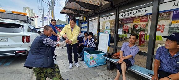 영천시 직원이 시민에게 생수를 나눠 주고 있다. [사진=영천시]