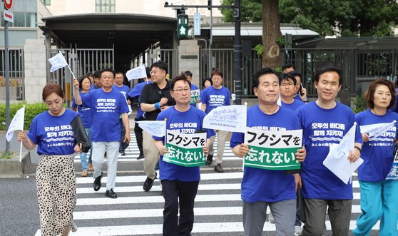 야당 의원으로 구성된 후쿠시마 핵오염수 해양 투기 저지 대한민국 국회의원단이 10일 오후 일본 중의원 의원회관 앞에서 후쿠시마 오염수 해양 투기 반대 시위를 하고 있다. 뉴스1