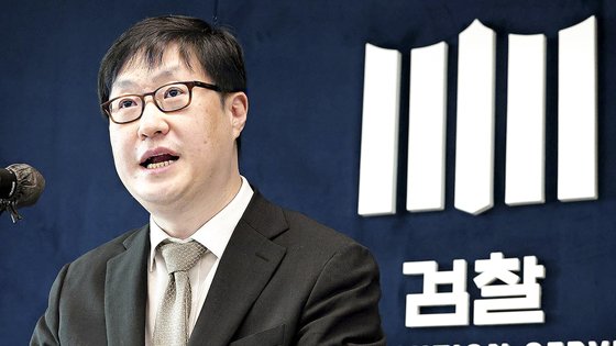 지난 5월 10일 오전 경기도 수원시 영통구 수원지방검찰청에서 박광현 수원지검 인권보호관이 '노동단체 침투 지하조직' 국가보안법 위반 사건 중간수사 결과 브리핑을 하고 있다. 연합뉴스.