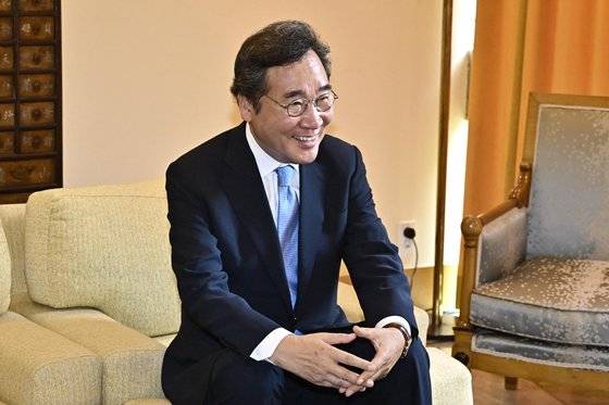 이낙연 전 총리가 지난 10일 오후 서울 서대문구 주한 프랑스 대사관에서 필립 르포르 주한 프랑스 대사와 차담회를 하고 있다. 뉴스1
