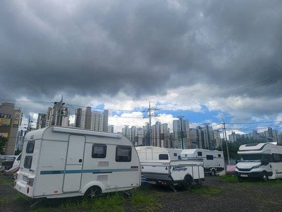 5일 오전 대구 달서구 한 공영주차장. 62면 중 절반이 넘는 자리에 캠핑카가 주차돼 있다. 대구=백경서 기자