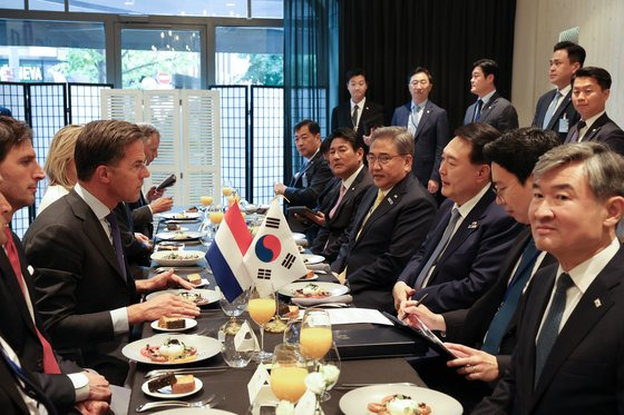 북대서양조약기구(NATO·나토) 정상회의 참석차 리투아니아를 방문 중인 윤석열 대통령이 11일(현지시간) 빌뉴스 시내 한 식당에서 마르크 뤼터 네덜란드 총리와 오찬을 겸한 회담을 하고 있다. 연합뉴스