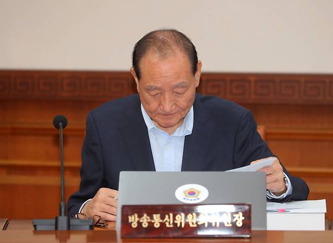 MBC 대주주이자 관리·감독기구인 방송문화진흥회가 최근 정부기관의 표적이 되고 있다. 감사원의 본 감사와 함께 방송통신위원회까지 검사·감독권을 빼들며 한때 동시 감사를 받을 위기에 처했기 때문이다.  사진은 11일 국무회의에 참석한 김효재 방통위 직무대행. 이날 국무회의에선 KBS 수신료 분리징수안이 의결됐다. /뉴시스