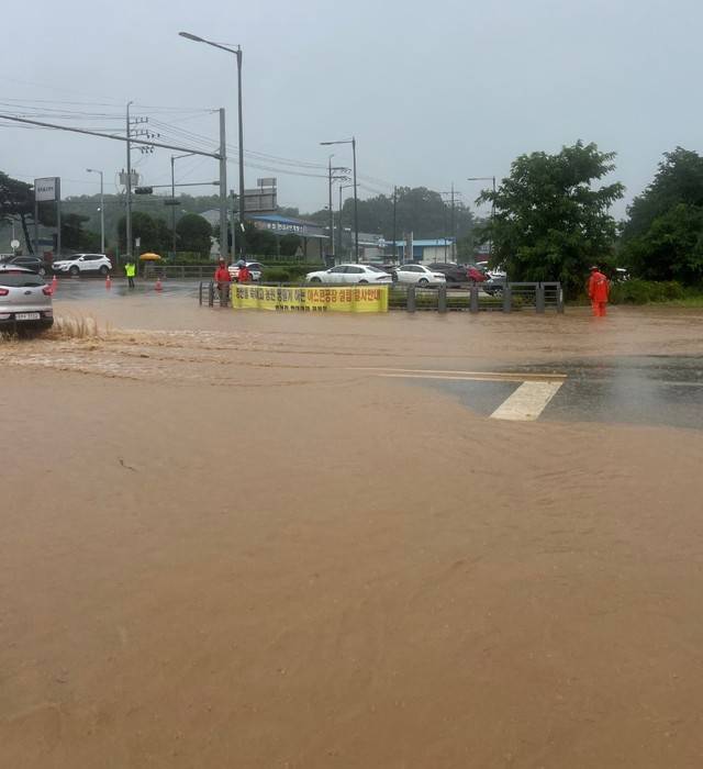 ▲ 11일 강원도 원주시 문막읍에 집중호우가 쏟아지면서 도로가 침수된 모습이다. [강원특별자치도소방본부 제공]
