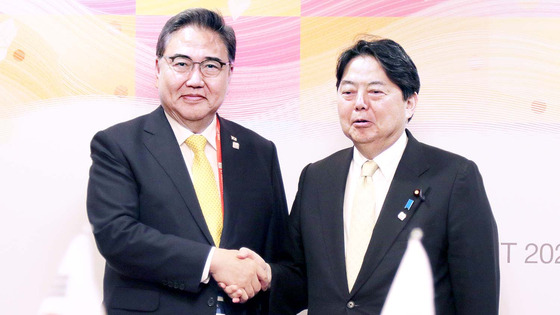 Foreign Minister Park Jin, left, and Japanese Foreign Minister Yoshimasa Hayashi shake hands during the Group of Seven meeting on May 20 in Hiroshima, Japan. [YONHAP]