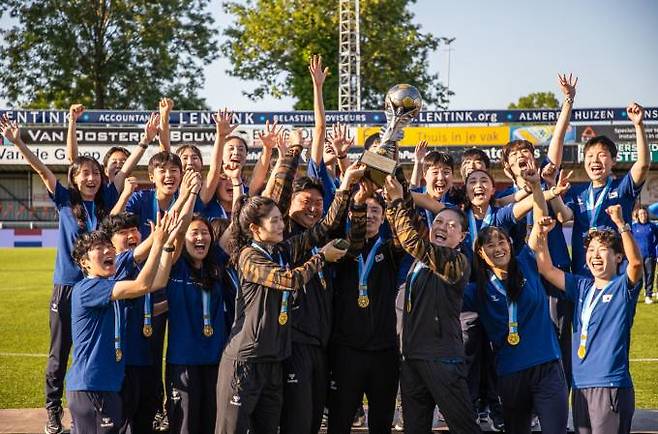 문경상무 여자축구단이 제14회 세계군인여자축구대회 우승트로피를 들어올리며 환호하고 있다. (문경시 제공) 2023.07.11