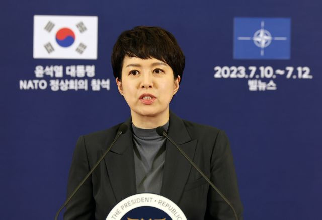 김은혜 대통령실 홍보수석이 10일(현지시간) 리투아니아 빌뉴스 한 호텔에 마련된 한국 기자단 프레스센터에서 북대서양조약기구(NATO·나토) 정상회의에 참석하는 윤석열 대통령의 일정 등 현안 브리핑을 하고 있다. 연합뉴스