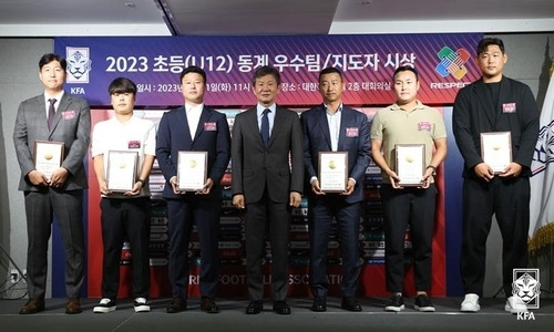 사진: 2023 초등부 동계 우수 지도자 시상식 장면/ 대한축구협회 제공