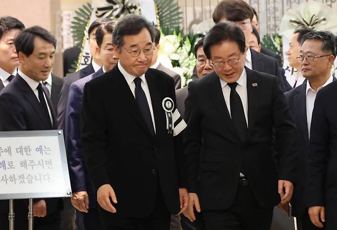 [서울=뉴시스] 이영환 기자 = 이낙연 더불어민주당 전 대표 9일 오후 서울 강남구 삼성서울병원 장례식장에 마련된 장인의 빈소에서 조문을 마친 이재명 더불어민주당 대표를 배웅하고 있다.  (공동취재사진) 2023.04.09.