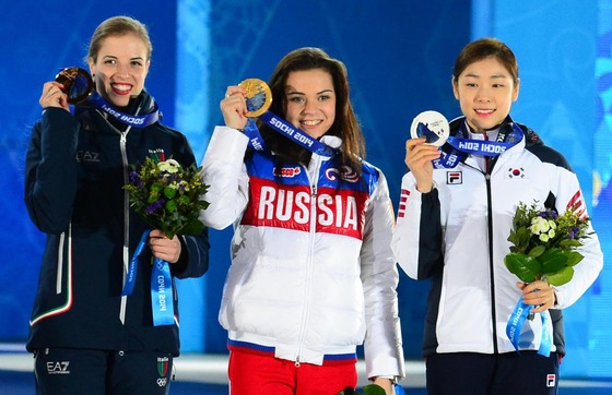 2014년 러시아에서 열린 소치 동계올림픽에서 김연아(오른쪽)가 은메달을 목에 걸고 환하게 웃고 있다. 옆에는 아델리나 소트니코바(가운데)와 카롤리나 코스트너. /사진=뉴스1