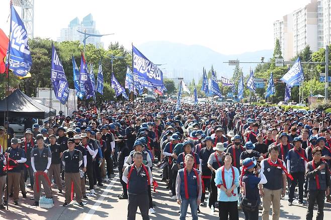 지난 5월 31일 경남 창원시 성산구 만남의광장 앞 도로에서 열린 금속노조 집회. [연합]