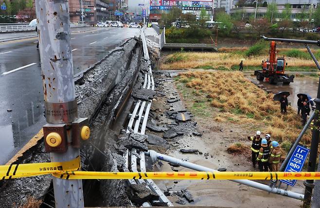 지난 4월 5일 오전 교량 양쪽에 설치된 보행로 중 한쪽 보행로가 갑자기 무너져 내리며 1명이 숨지고 1명이 다치는 사고가 발생한 경기도 성남시 정자교에서 소방 등 관계자들이 분주하게 움직이고 있다. [연합]