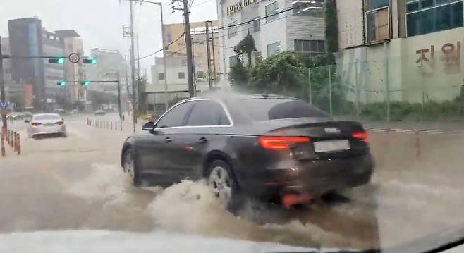 호우특보가 발효된 11일 오후 광주 남구 진월동 한 도로가 물에 잠겨 있다. 연합뉴스