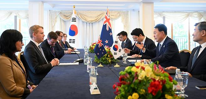 북대서양조약기구(NATO·나토) 정상회의 참석차 리투아니아를 방문 중인 윤석열 대통령이 11일 빌뉴스 한 호텔에서 크리스 힙킨스 뉴질랜드 총리와 한·뉴질랜드 정상회담을 하고 있다. [연합]