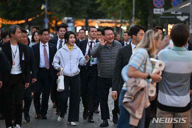 [빌뉴스(리투아니아)=뉴시스] 홍효식 기자 = 북대서양조약기구(NATO·나토) 정상회의 참석을 위해 리투아니아를 방문한 윤석열 대통령과 부인 김건희 여사가 10일(현지시간) 빌뉴스 구시가지를 산책하고 있다. (공동취재) 2023.07.11. yesphoto@newsis.com