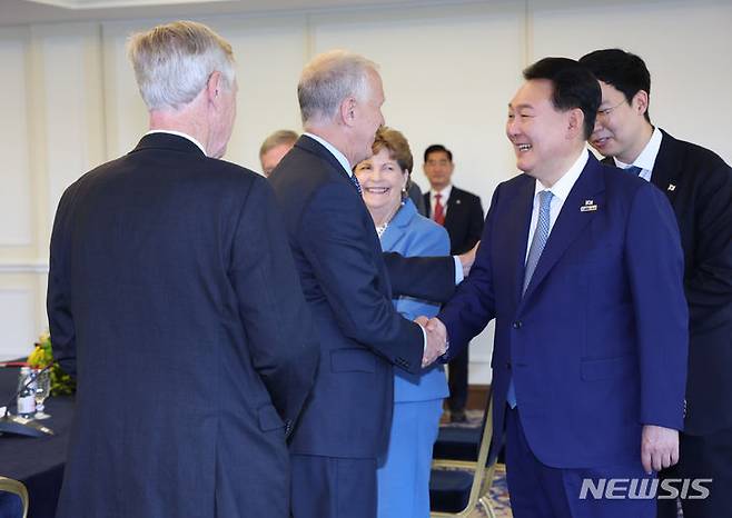 [빌뉴스(리투아니아)=뉴시스] 홍효식 기자 = 윤석열 대통령이 11일(현지시간) 리투아니아 빌뉴스 한 호텔에서 미국 상원의원 대표단을 접견하며 톰 틸리스 미국 상원의원과 악수하고 있다. 2023.07.11. yesphoto@newsis.com