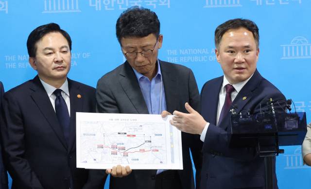 ▲백원국 국토교통부 제2차관이 6일 오전 서울 여의도 국회 소통관에서 '서울~양평 고속도로에 대한 가짜뉴스' 관련 국민의힘 국토교통위원회 실무 당정협의회 결과 브리핑이 끝난 뒤 기자들의 질문에 답하고 있다. ⓒ연합뉴스