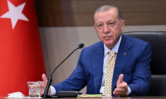 레제프 타이이프 에르도안 튀르키예 대통령이 북대서양조약기구(NATO·나토) 정상회의 참석을 위해 리투아니아로 출발하기 전 지난 10일(현지시간) 이스탄불 공항에서 기자회견을 열고 있다. 연합뉴스