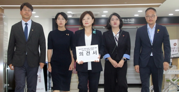 野4당, 이상민 탄핵심판 최종의견서 헌재에 제출 - 진선미 ‘더불어민주당 이상민 행정안전부 장관 탄핵심판 TF’ 단장을 비롯한 야당 의원들이 10일 서울 종로구 헌법재판소에서 ‘국회 야4당 의원 182인 이상민 장관 탄핵심판 최종의견서’를 제출하기 위해 이동하고 있다. 왼쪽부터 강성희 진보당 의원, 장혜영 정의당 의원, 진 단장, 용혜인 기본소득당 의원, 박주민 민주당 의원. 뉴스1