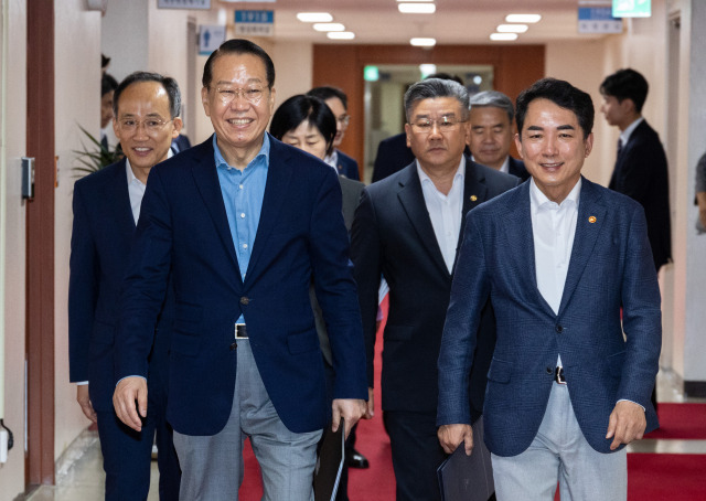 추경호 부총리 겸 기획재정부 장관(왼쪽부터), 권영세 통일부 장관, 박민식 국가보훈부 장관이 11일 서울 종로구 정부서울청사에서 열린 국무회의에 입장하고 있다. 연합뉴스