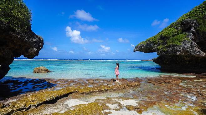롱 비치 오른쪽 절벽에는 성인 한 명이 간신히 기어들어갈 수 있는 틈이 있다. 그 틈을 비집고 들어가면 아무도 모를 것 같은 누드 비치가 나온다