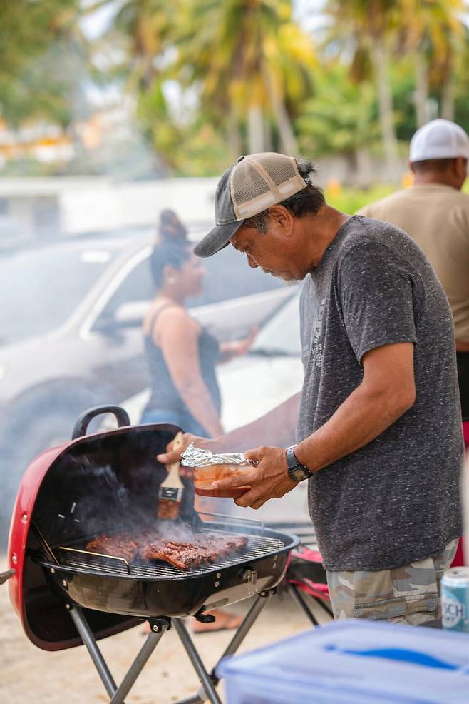 티니안 사람들은 종종 바닷가 근처에서 고기와 생선을 굽는다. 매일 저녁 흔히 볼 수 있는 풍경이다