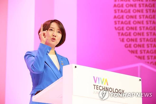 이영 장관, 'VIVATECHNOLOGY 2023' 오프닝 행사 기조연설 (서울=연합뉴스) 이영 중소벤처기업부 장관이 14일(현지시간) 프랑스 파리에서 열린 'VIVATECHNOLOGY 2023'오프닝 행사에 참석하여 기조연설을 하고 있다. 2023.6.14 [중소벤처기업부 제공. 재판매 및 DB 금지] photo@yna.co.kr