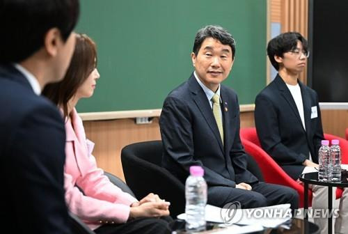 이주호 부총리 겸 교육부 장관 []