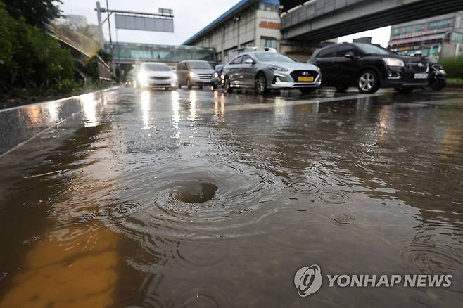 빗물에 잠긴 도로 (서울=연합뉴스) 서대연 기자 = 집중호우가 내린 11일 오후 서울 구로구 대림역 인근 도로가 빗물에 잠겨있다. 2023.7.11 dwise@yna.co.kr