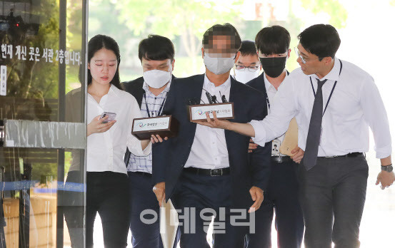 2021년 더불어민주당 전당대회 돈봉투 살포 의혹과 관련해 송영길 캠프의 자금관리 총책으로 지목된 전직 보좌관 박 모씨가 지난 3일 서울 서초구 서울중앙지법에서 열린 구속 전 피의자 심문(영장실질심사)에 출석하고 있다.(사진=뉴시스)