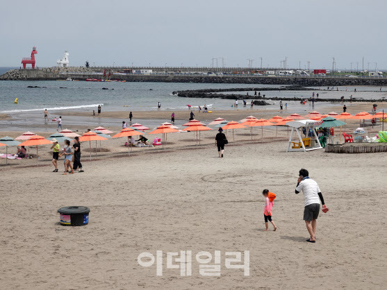 장맛비가 그친 지난 9일 오전 제주 이호테우해수욕장에 피서객들의 발길이 이어지고 있다.(사진=뉴시스)