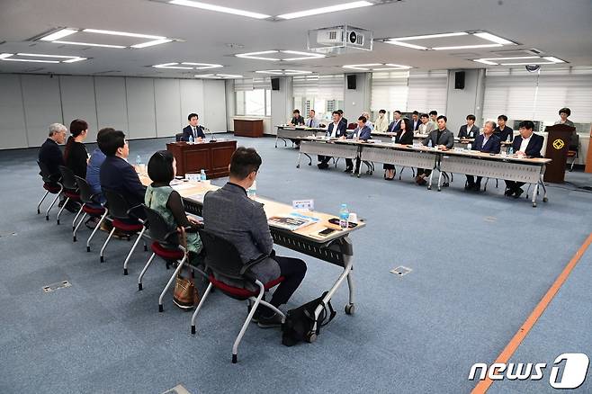 진주시가 12일 시청 문화강좌실에서 축제 관계자들과 함께 M2페스티벌 보고회를 열고 있다(진주시 제공).