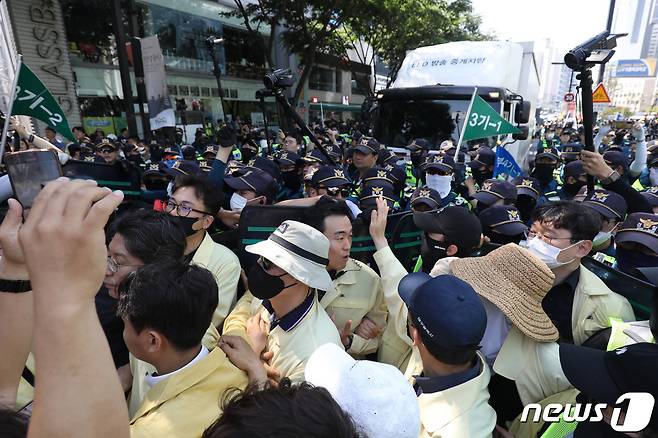 지난 6월17일 오전 대구 중구 중앙로 대중교통전용지구에서 열린 제15회 대구퀴어문화축제에서 행정대집행에 나선 공무원들이 행사 차량의 진입을 막으려 하자 경찰이 이들을 해산시키는 과정에서 충돌해 뒤엉켜 있다. 2023.6.17/뉴스1 ⓒ News1 공정식 기자