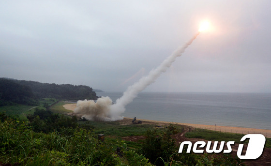 29일 오전 한미 연합군이 동해안에서 실시한 탄도미사일 사격훈련에서 주한미군의 지대지 탄도미사일 에이태큼스(ATACMS)가 발사되고 있다. (합동참모본부 제공) 2017.7.29/뉴스1