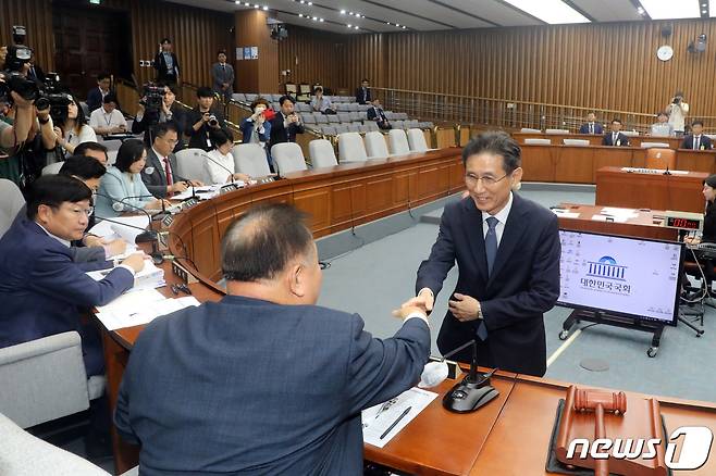 서경환 대법관 후보자가 12일 오전 서울 여의도 국회에서 열린 인사청문특별위원회 전체회의에서 이상민 위원장에게 선서문을 전달한 뒤 악수하고 있다. 2023.7.12/뉴스1 ⓒ News1 황기선 기자