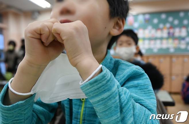 30일 서울 광진구 광장초등학교 교실에서 마스크를 벗은 어린이들이 수업을 받고 있다. 사진은 기사 내용과 관련 없음. (공동취재)2023.1.30/뉴스1 ⓒ News1 장수영 기자