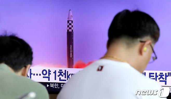 북한이 동해상으로 대륙간탄도미사일(ICBM)을 발사한 12일 서울 중구 서울역 대합실에서 시민들이 북한 미사일 발사 관련 뉴스를 시청하고 있다. 합동참모본부에 따르면 고각(高角)으로 발사된 이번 ICBM은 고도 6000㎞ 이상까지 올라가 북한이 발사한 미사일 중 가장 장시간인 74분을 비행한 것으로 파악됐다. 2023.7.12/뉴스1 ⓒ News1 장수영 기자