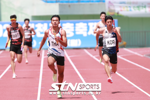 3일 오후 경북 예천스타디움 육상경기장에서 열린 '제50회 KBS배 전국육상경기대회' 남자 일반부 400m 계주에 출전한 태국 남자 계주팀 차유트 콩프라싯과 이준혁이 결승선을 통과하고 있다. 사진｜데일리런 제공