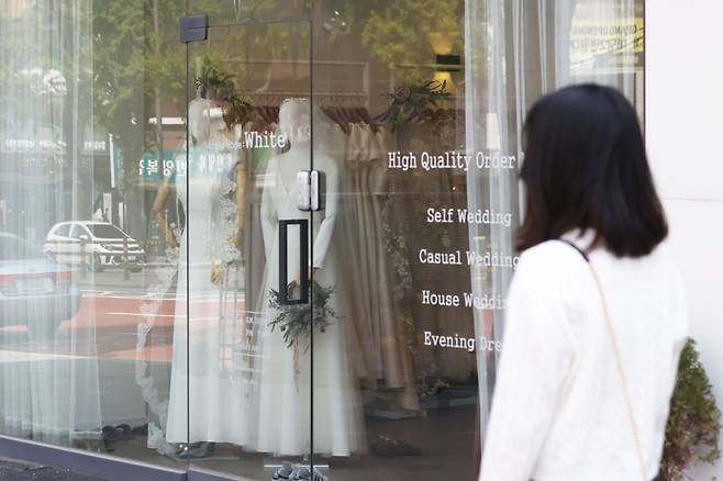 서울 마포구 아현 웨딩거리의 한 웨딩드레스 판매점에 웨딩 드레스가 전시되어있다. / 연합뉴스