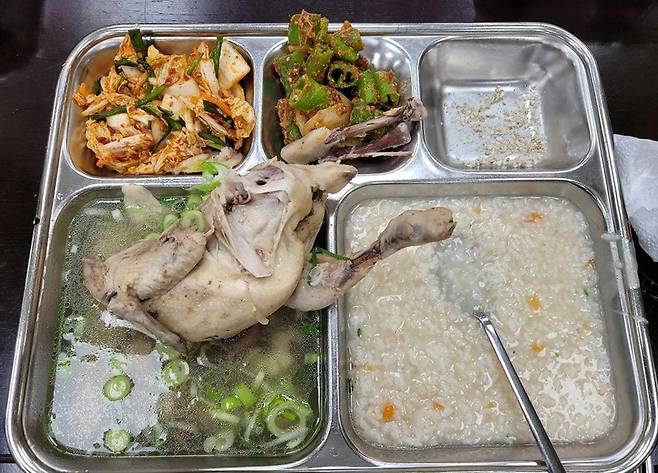 한 군 간부가 지난 11일 초복을 맞아 부대 급식에 나온 해신탕과 수박화채가 나왔다며 조리 분과에 일하는 이들을 칭찬하는 게시글을 소셜미디어에 올렸다. /페이스북 '육군훈련소 대신 전해드립니다' 갈무리